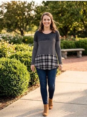 ♥️❄️Trueself Women’s Sweater Black/Gray Striped and Checkered Size XL